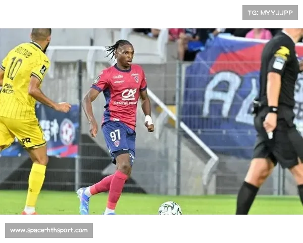 雷恩后防核心雅凯左肩重伤缺阵数周，利物浦新援赛季报销风险