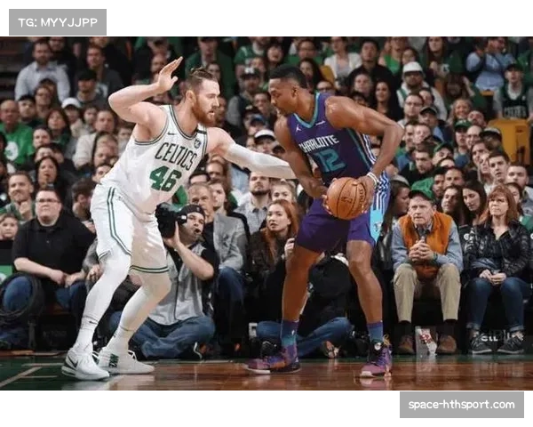 魔术与活塞青年军对决，比赛充斥身体对抗，双方合计出现40次犯规